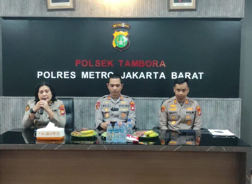 Wakapolres Metro Jakarta Barat Tekankan Pelayanan Masyarakat dan Pengecekan Urin di Polsek Tambora