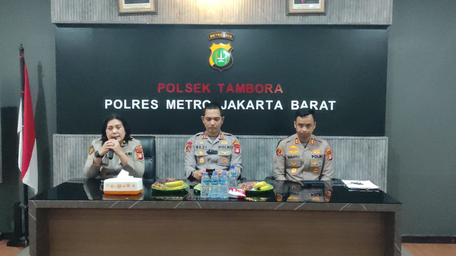 Wakapolres Metro Jakarta Barat Tekankan Pelayanan Masyarakat dan Pengecekan Urin di Polsek Tambora