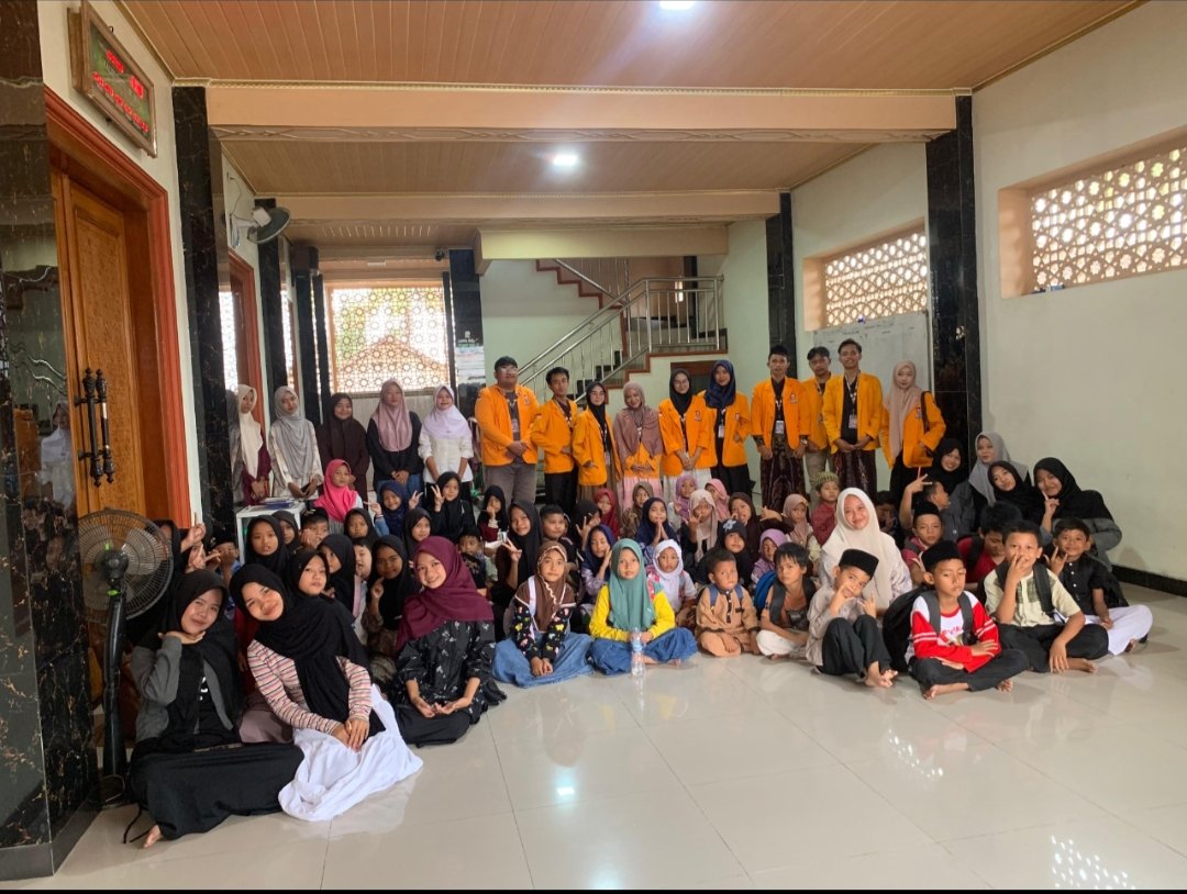 RISMA dan KKM Kelompok 17 Universitas Primagraha Aktifkan Kembali TPA di Masjid Baitul Mu’min Cirogol