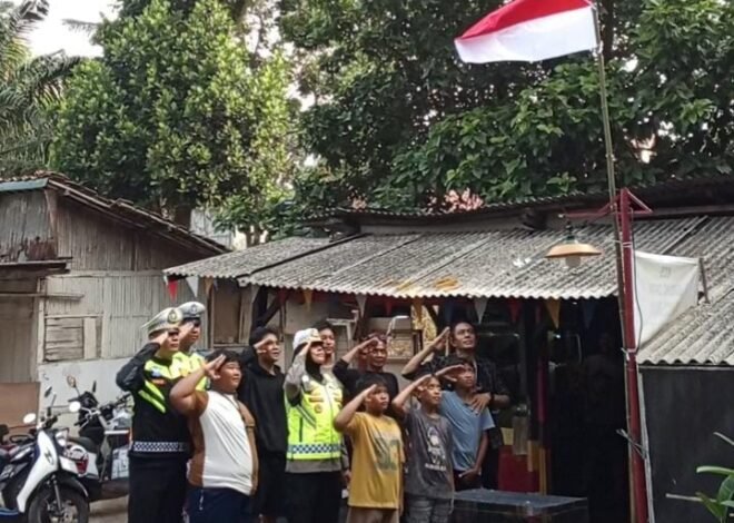 Aksi Polantas Karib KA Induk PJR BSD Korlantas Polri Kompol Darmawati.SE.MM.MH bersama Personilnya Membagikan Bendera Merah Putih Berserta Tiangnya