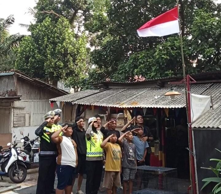 Aksi Polantas Karib KA Induk PJR BSD Korlantas Polri Kompol Darmawati.SE.MM.MH bersama Personilnya Membagikan Bendera Merah Putih Berserta Tiangnya