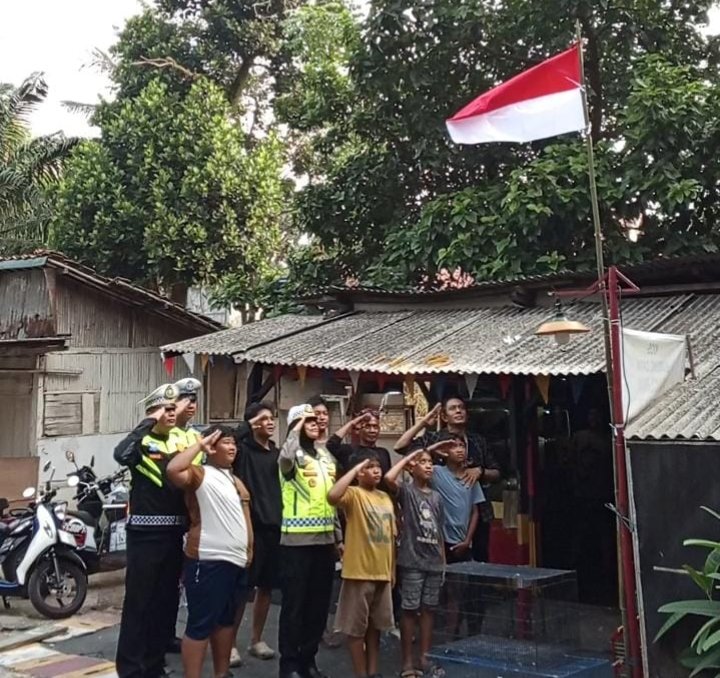 Aksi Polantas Karib KA Induk PJR BSD Korlantas Polri Kompol Darmawati.SE.MM.MH bersama Personilnya Membagikan Bendera Merah Putih Berserta Tiangnya