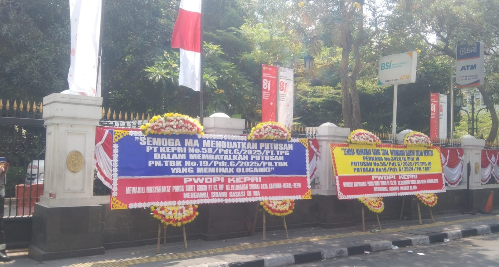 Ketua DPW PWDPI KEPRI Hatik Hidayati Setiowati mewakili masyarakat poros dan bati mengawal jalannya sidang kasasi di MA