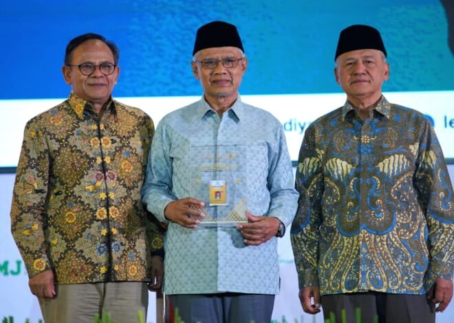 Hari Pers dan Literasi Muhammadiyah 2026, Haedar Nashir Terima Kartu Wartawan Utama Khusus
