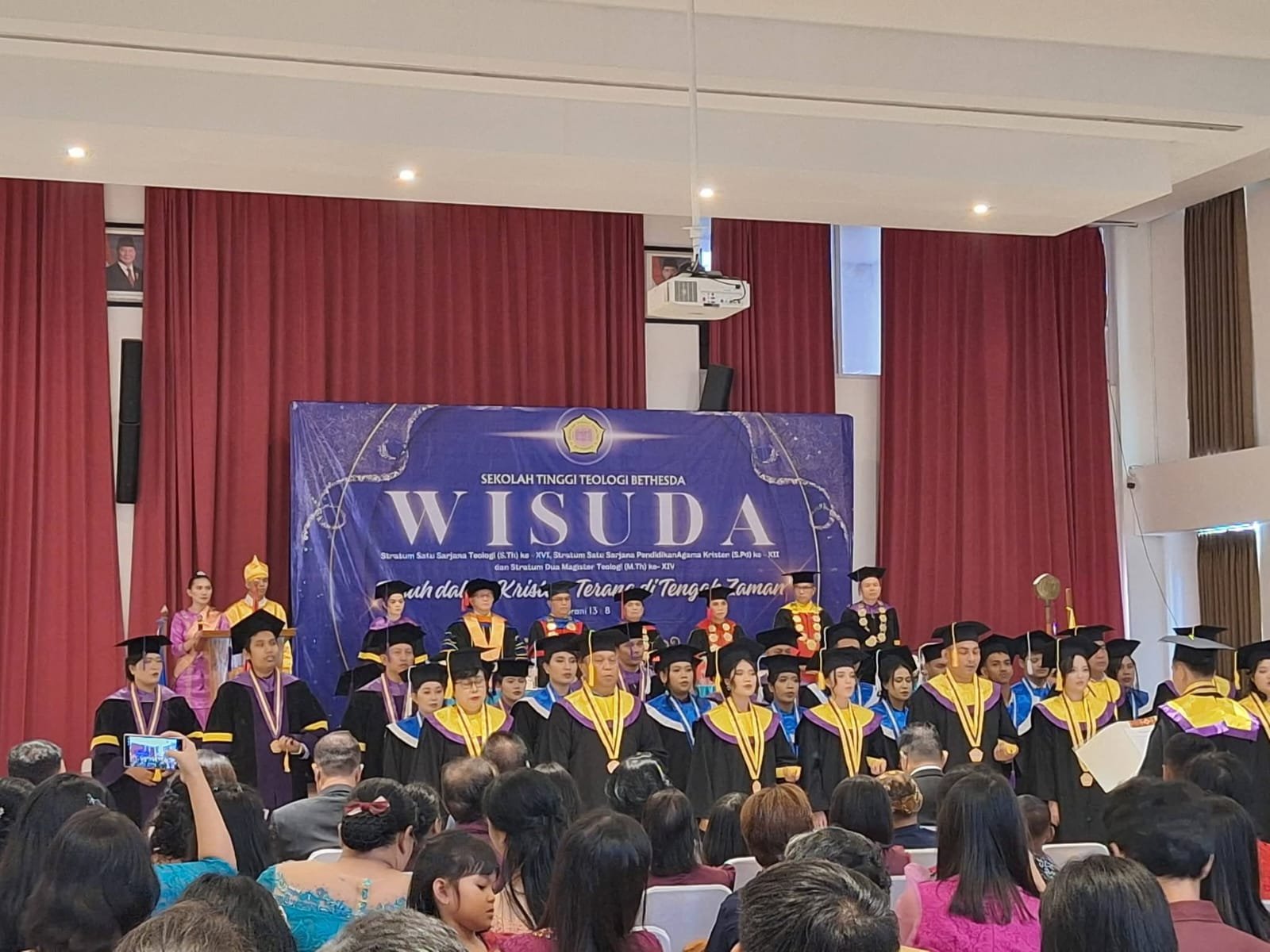 STT Bethesda Wisuda 34 Lulusan, Tegaskan Panggilan Menjadi Terang di Tengah Perubahan Zaman