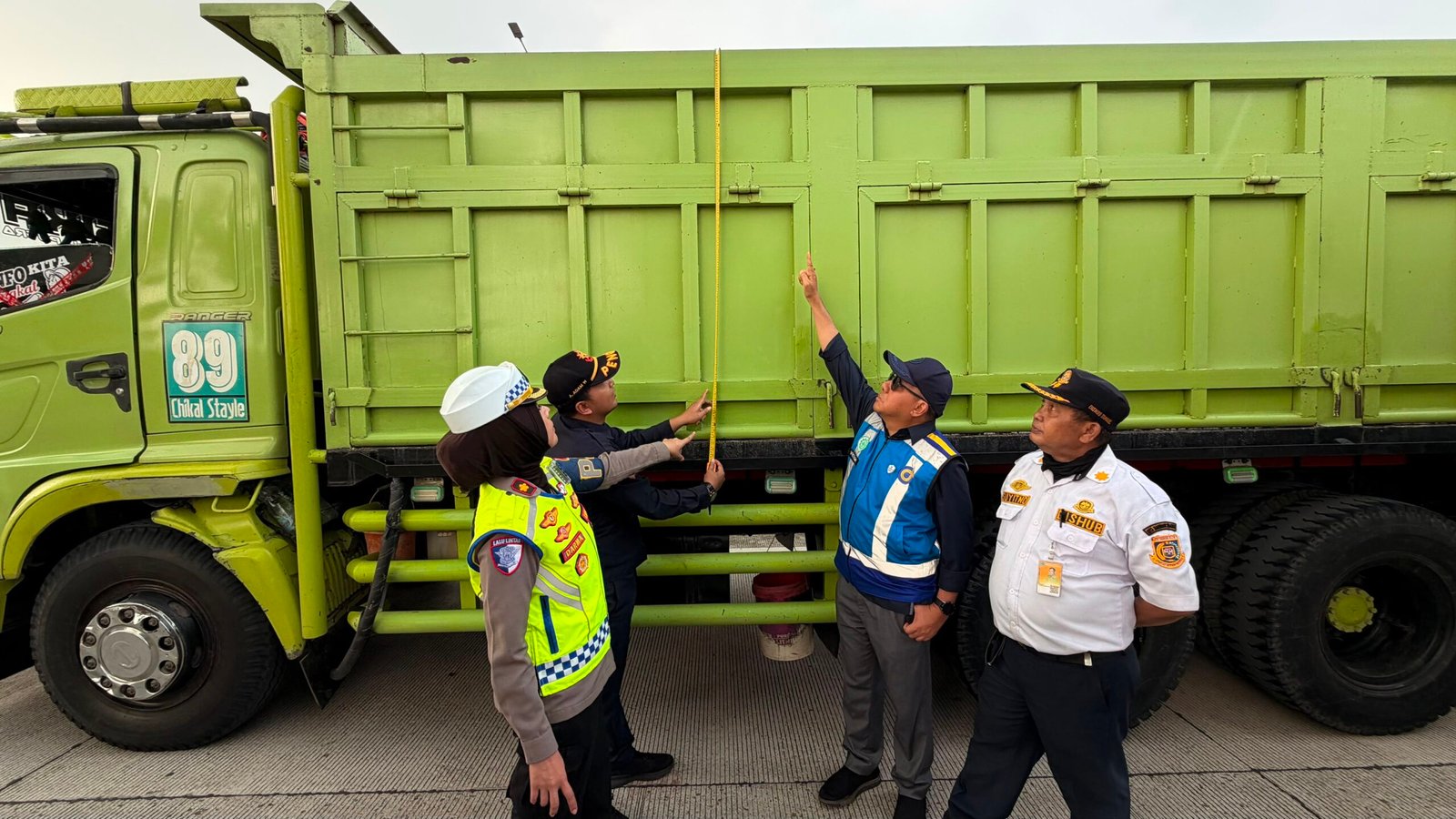 Induk Tol PJR BSD Korlantas Polri Bersinergi dengan Stake Holder Penertiban Kendaraan yang Over Load dan Over Dimensi serta Kendaraan yang Parkir di Bahu Jalan KM 31 Tol Cinere-Serpong