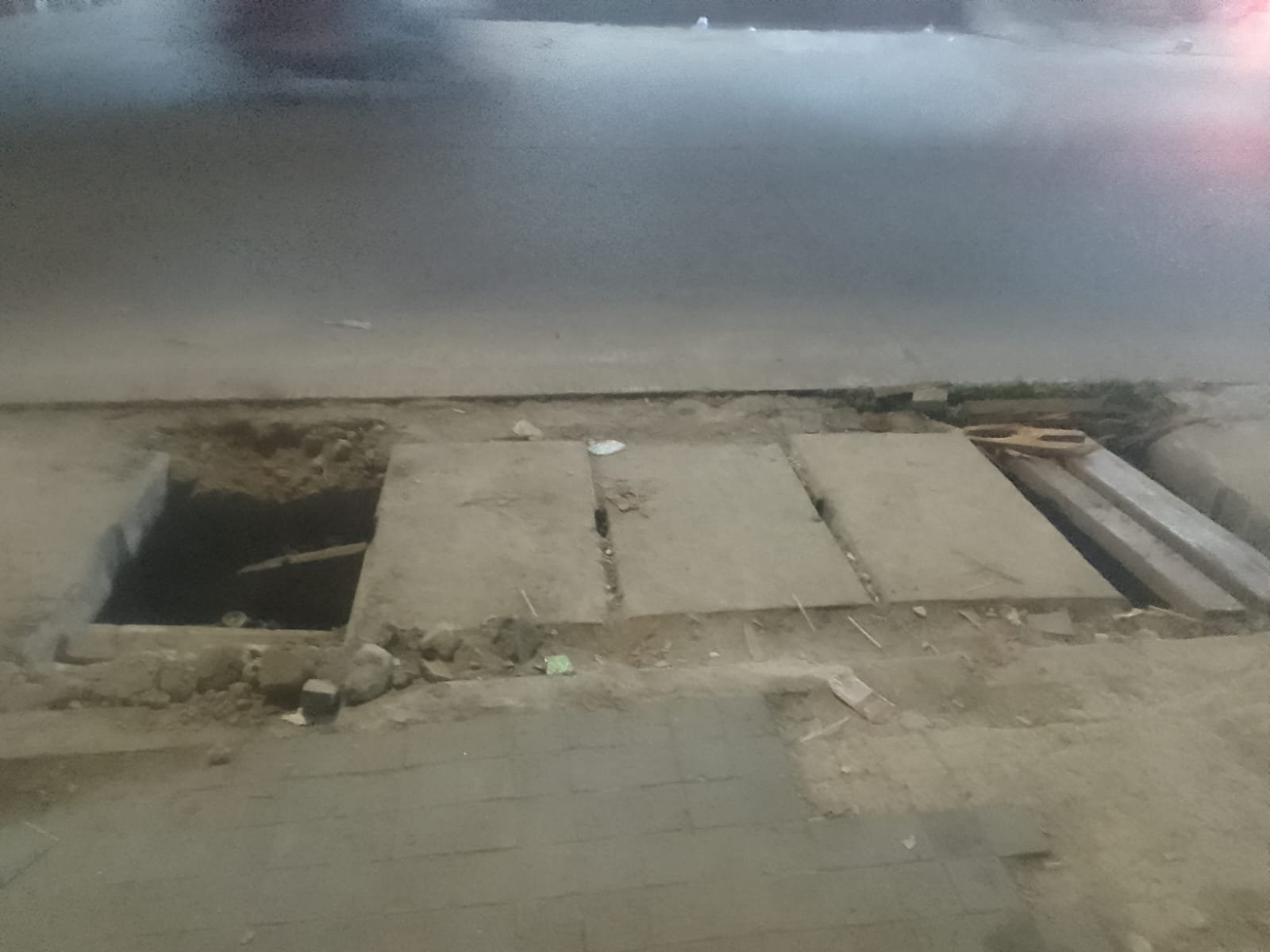 Truk Masuk Alun-alun Kramatwatu Meski Ada Larangan, Trotoar Diduga Rusak