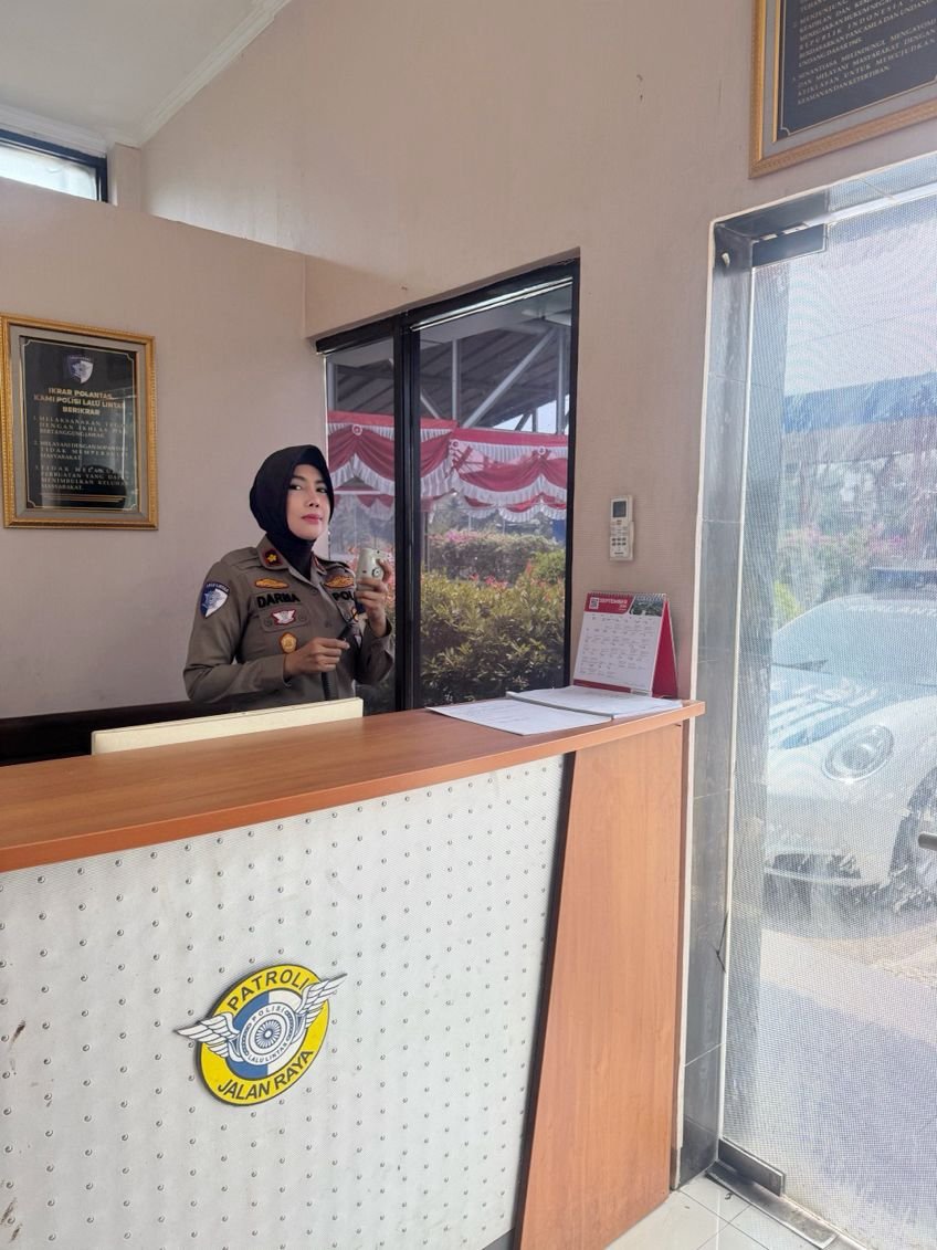 Ka Induk PJR BSD Korlantas Kompol Darmawati,SE,SH,MM Menggantikan Piket Mako agar Anggota Induk BSD Melaksanakan sholat Jumat