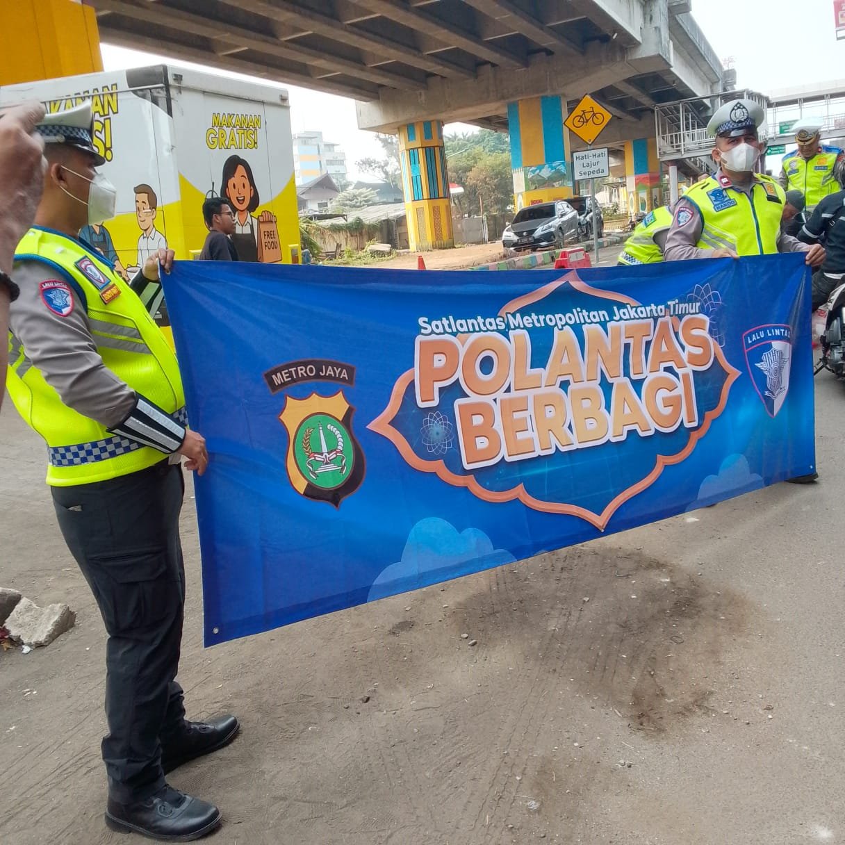 Polantas Korlantas Karib Berbagi Hadir di Samsat Jakarta Timur, Wujud Pelayanan Humanis kepada Masyarakat