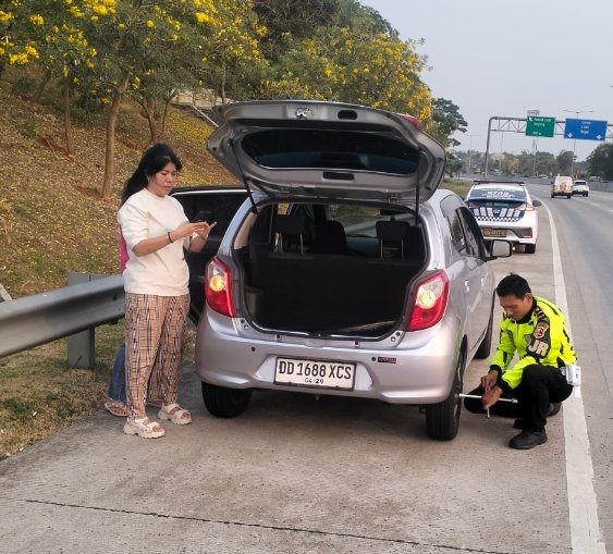 Polantas Karib Personel Induk PJR BSD Bantu Seorang ibu Ganti Ban Mobil di Tol KM 02 Ciputat Pondok Ranji