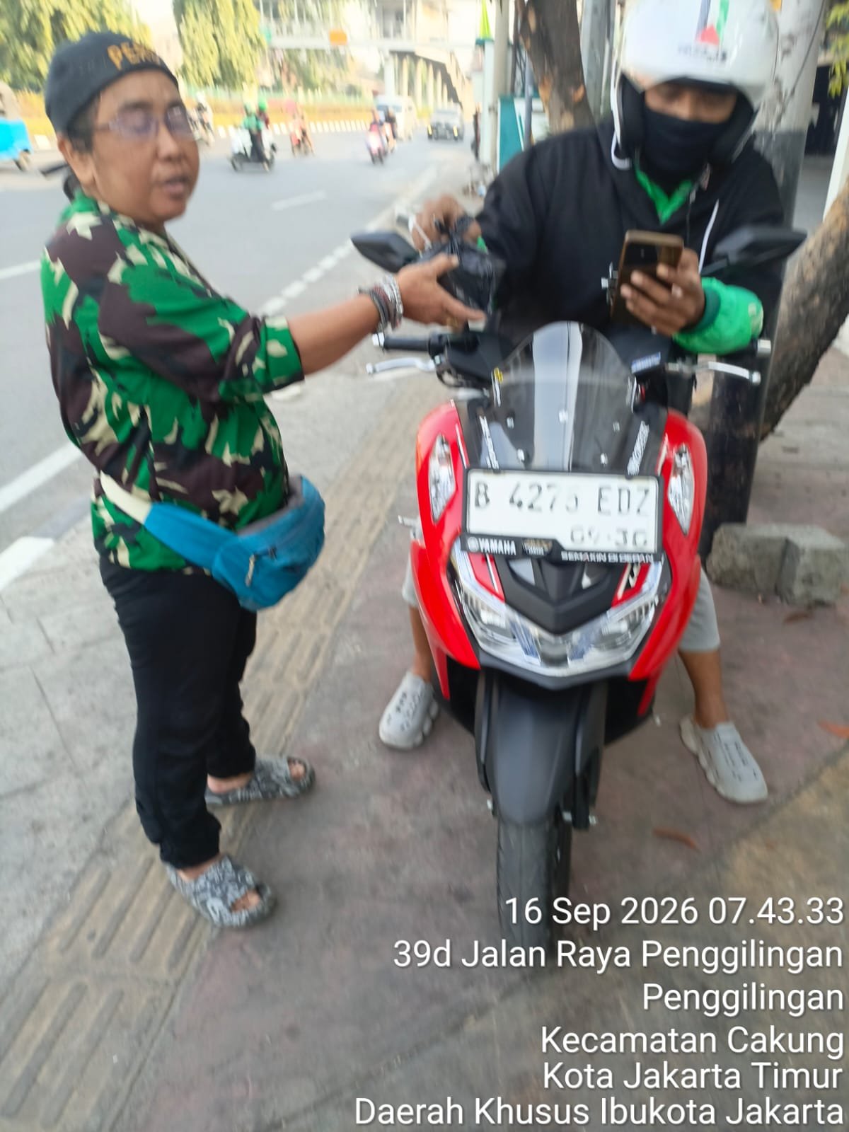 Wartawati Tajukreportase.com Berikan Sarapan Pagi dan Edukasi kepada Ojol
