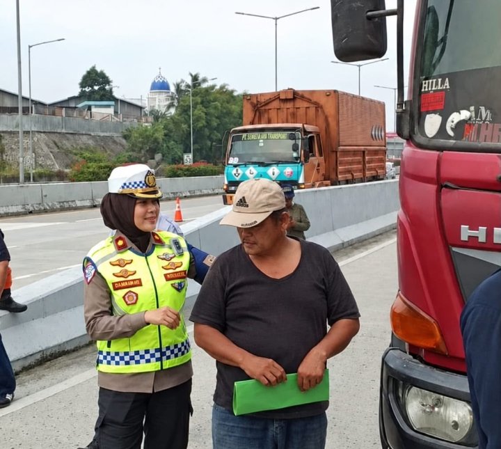 Polantas Karib Induk PJR BSD Tindak Truk Overload dan Over Dimensi yang Parkir di Bahu Jalan Tol