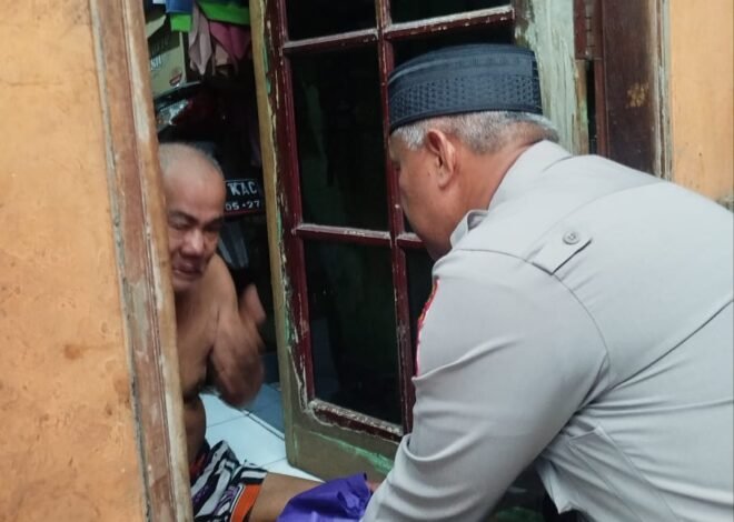 Kepedulian Kapolsek Pondok Gede Menjenguk Warga Sakit Lanjut Usia Di Jatimakmur